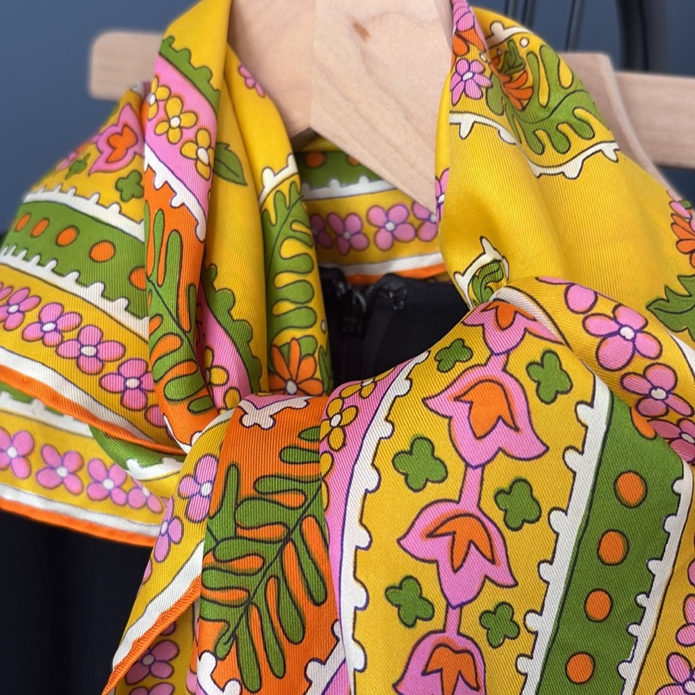 Vera Neumann Groovy Vintage Scarf - Picture 3 of 6